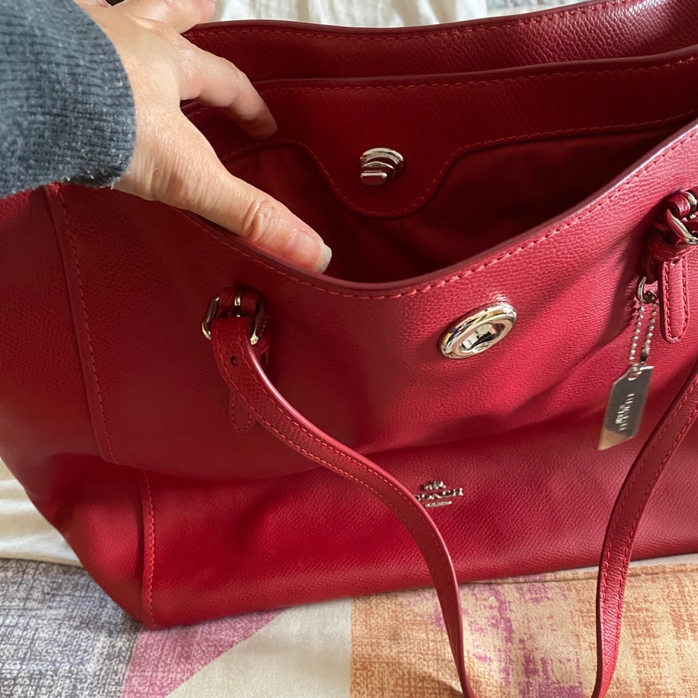 Coach tote turn lock